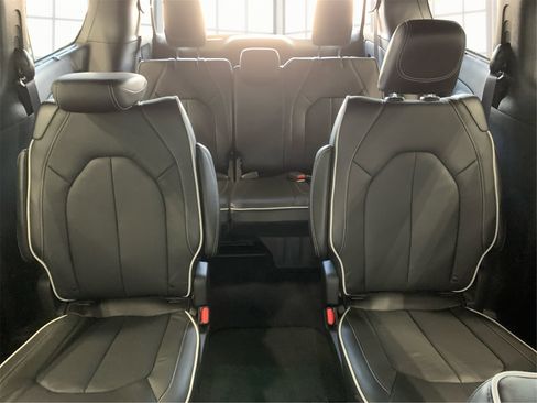 Used 2025 Chrysler Pacifica Limited image 14