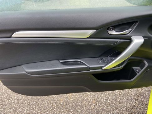 Used 2019 Honda Civic Touring image 11