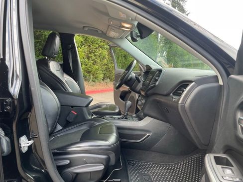 Used 2019 Jeep Cherokee Latitude Plus w/ Comfort/Convenience Group image 20