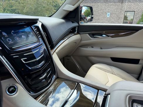 Used 2019 Cadillac Escalade Luxury RWD image 10