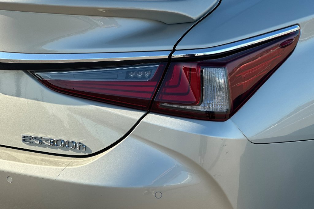 Certified 2025 Lexus ES 300h w/ Premium Package FWD image 25
