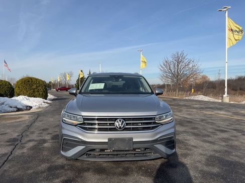 Used 2023 Volkswagen Tiguan SE image 2