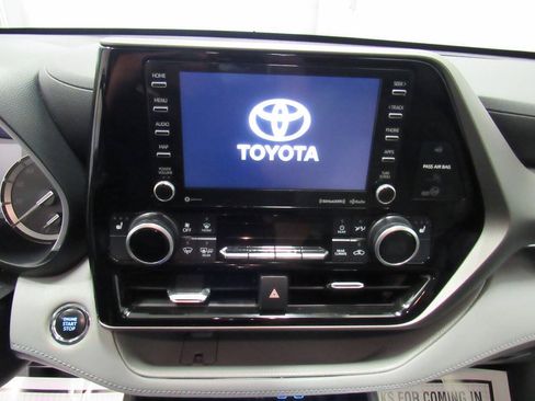 Used 2022 Toyota Highlander XLE AWD/4WD image 37