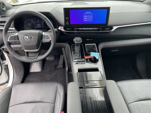 Used 2025 Toyota Sienna XSE image 15