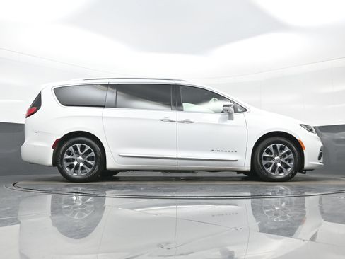 Used 2022 Chrysler Pacifica Pinnacle FWD image 33