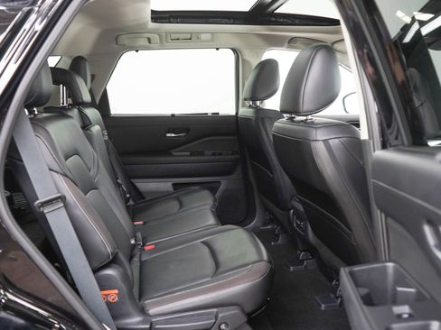 Used 2023 Nissan Pathfinder SL AWD/4WD image 13