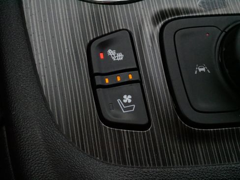 Used 2023 GMC Acadia SLT w/ Elevation Edition image 32