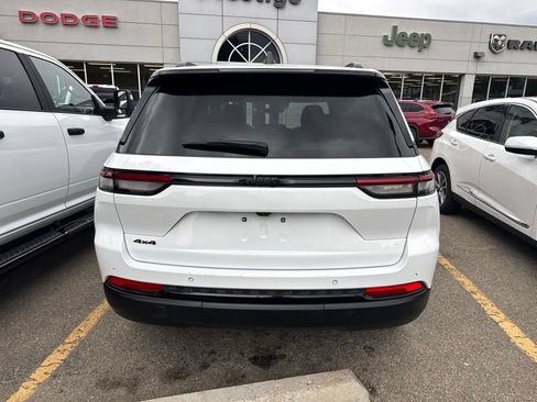 Used 2025 Jeep Grand Cherokee Altitude AWD/4WD image 7