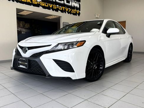 Used 2020 Toyota Camry SE image 2