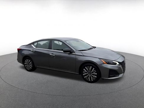 Used 2025 Nissan Altima 2.5 SV image 2