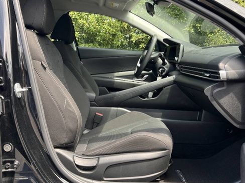 Used 2024 Hyundai Elantra SE FWD image 17