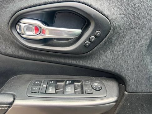 Used 2019 Jeep Cherokee Limited AWD/4WD image 20
