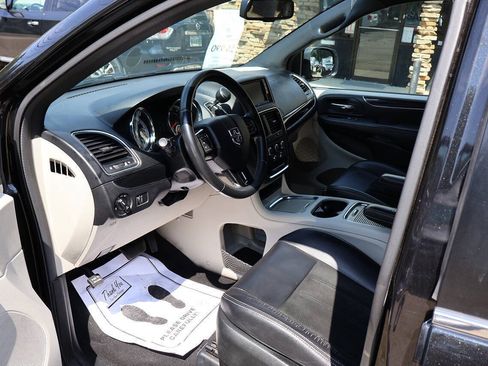 Used 2017 Dodge Grand Caravan SXT FWD image 16