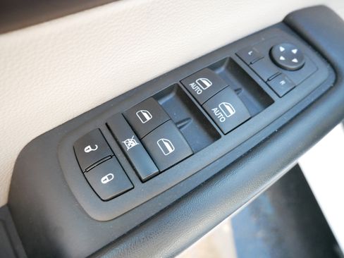 Used 2022 Chrysler Voyager LX image 19