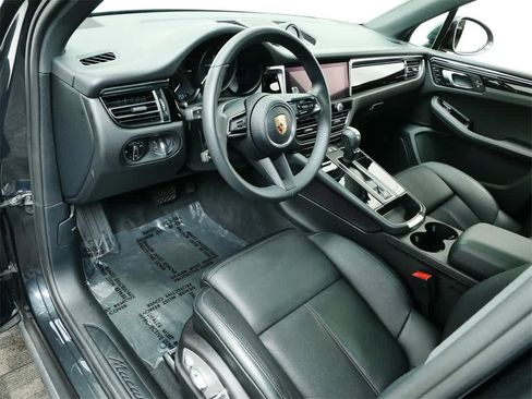 Used 2025 Porsche Macan image 4