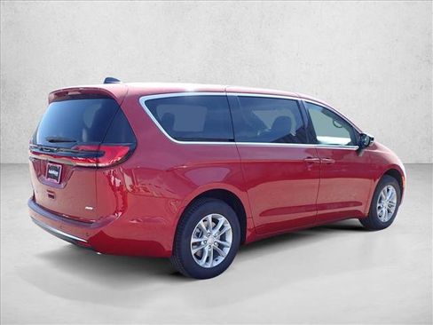New 2027 Chrysler Pacifica Select AWD/4WD image 4