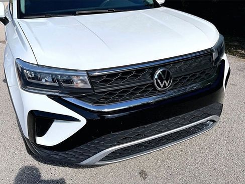 Certified 2022 Volkswagen Taos SE image 11