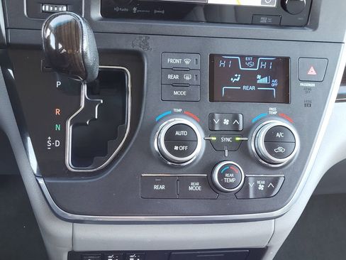 Used 2017 Toyota Sienna XLE w/ XLE Navigation Package AWD/4WD image 22