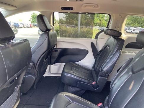 Used 2023 Chrysler Pacifica Touring-L FWD image 17