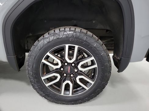 Used 2024 GMC Sierra 1500 AT4 w/ Technology Package AWD/4WD image 8