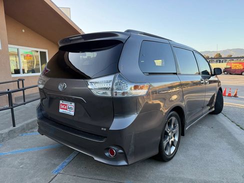 Used 2014 Toyota Sienna SE FWD image 3