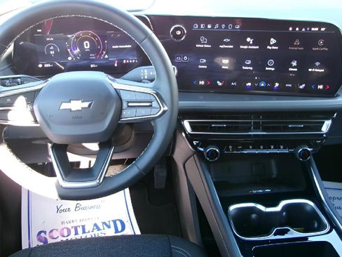 Used 2025 Chevrolet Traverse LT image 11