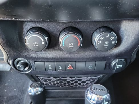 Used 2017 Jeep Wrangler Unlimited Rubicon w/ Connectivity Group image 13