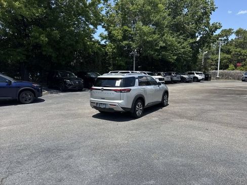 Used 2023 Nissan Pathfinder SL FWD image 5