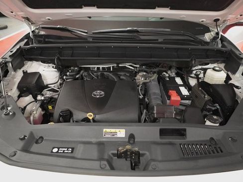 Used 2021 Toyota Highlander XLE image 8