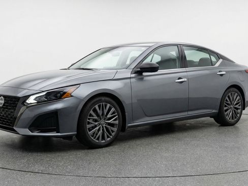 Used 2025 Nissan Altima 2.5 SV image 3