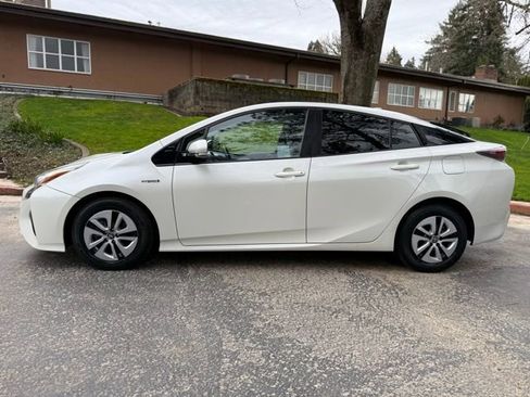 Used 2016 Toyota Prius Four image 8