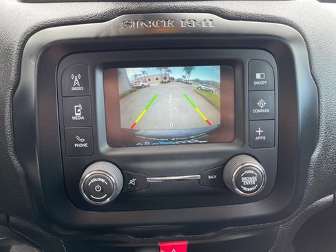 Used 2017 Jeep Renegade Latitude FWD image 10