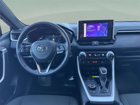 Used 2025 Toyota RAV4 SE image 31