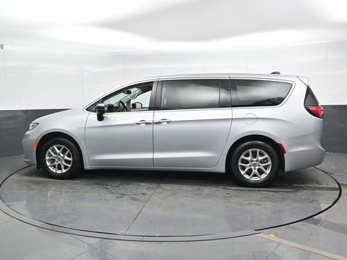 Used 2024 Chrysler Pacifica Touring-L FWD image 10