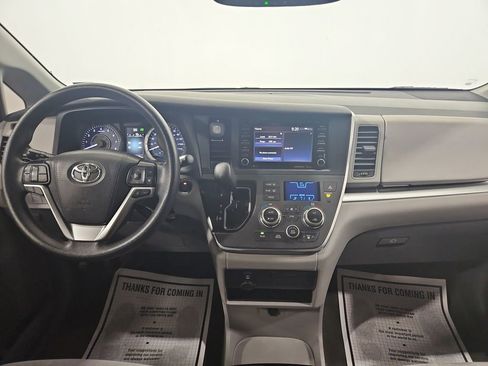 Used 2019 Toyota Sienna LE w/ LE Preferred Package image 13