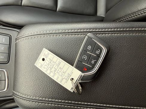 Used 2024 Cadillac XT4 Premium Luxury AWD/4WD image 35