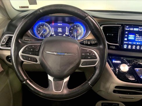Used 2017 Chrysler Pacifica Touring-L Plus FWD image 5