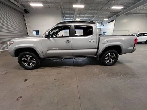 Used 2017 Toyota Tacoma TRD Sport AWD/4WD image 6