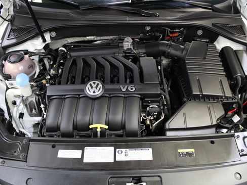Used 2018 Volkswagen Passat 3.6 image 41