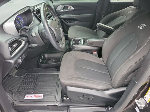 Used 2020 Chrysler Pacifica Touring w/ S Appearance Package FWD image 4