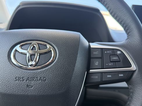 Certified 2025 Toyota Sienna XLE FWD image 10