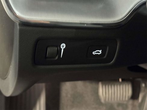 Used 2021 Volvo XC60 T5 Momentum w/ Advanced Package image 25