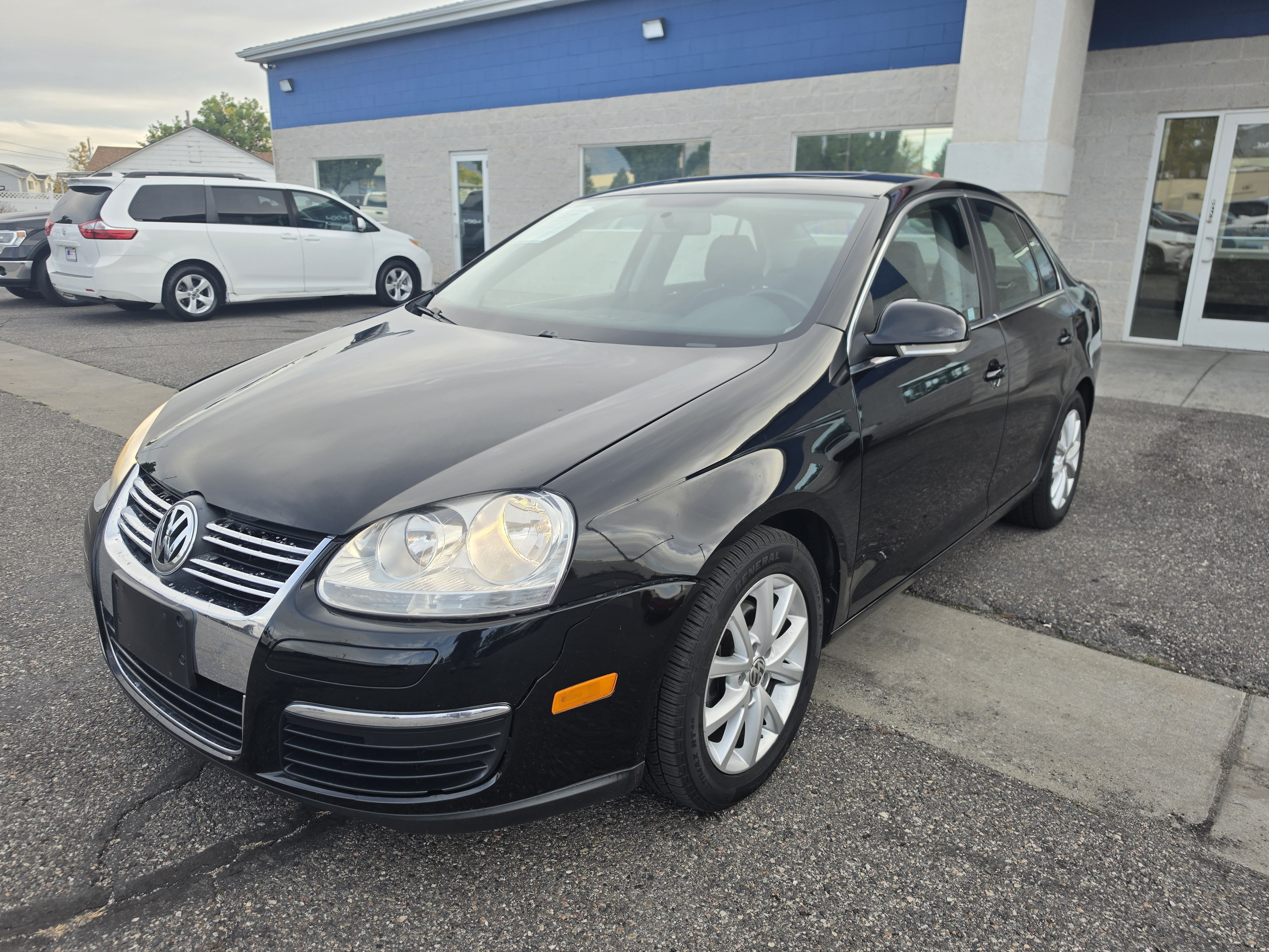 Used 2010 Volkswagen Jetta SE FWD image 3