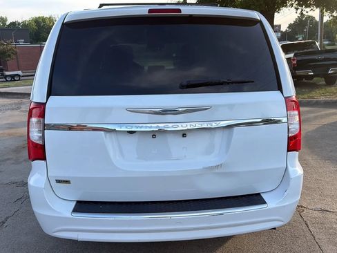 Used 2015 Chrysler Town & Country Touring FWD image 4