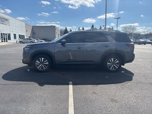 Certified 2025 Nissan Pathfinder SL w/ Black Appearance Package image 4