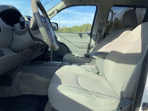 Used 2015 Nissan Frontier SV image 13