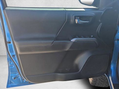 Used 2018 Toyota Tacoma TRD Off-Road image 13