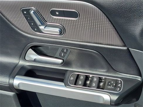 Used 2023 Mercedes-Benz GLB 250 4MATIC image 16