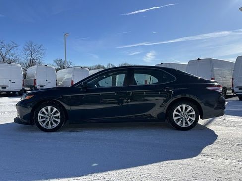Used 2018 Toyota Camry SE image 4