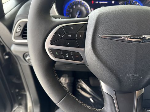 Used 2025 Chrysler Pacifica Select FWD image 9